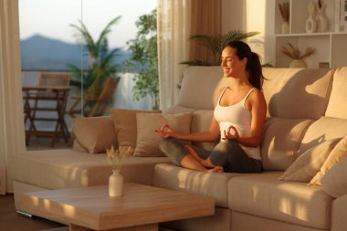 Yoga yaparken mutlu ol. Gün batımında kanepede oturup gülümse.