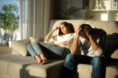 Üzgün çift evdeki kanepede oturup şikayet ediyor.