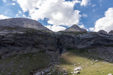 Yaz aylarında kayalık dağ manzarası. Pyrenees
