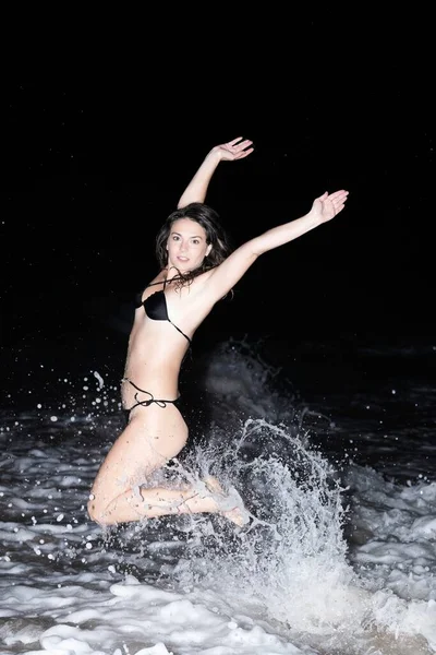 ビーチで喜びのためにジャンプビキニの幸せな女性 自由な身体で自由と幸せのジャンプをする休暇中の興奮した女の子 体重減少と健康的なライフスタイルの概念 — ストック写真