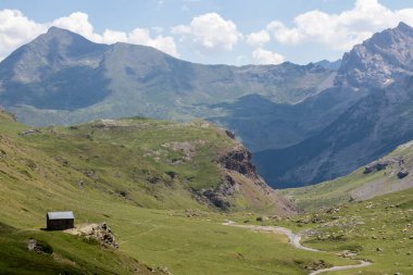 Çobanlar gavarnideki Fransız pirenelerine sığınıyor.