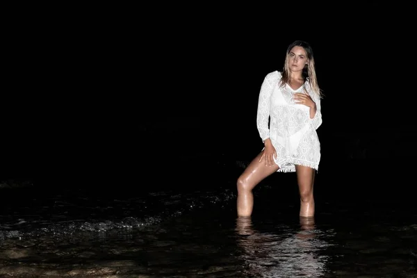 夏と水着のコンセプト ビキニ水着で幸せな笑顔の若い女性と夜にビーチでカバーアップ — ストック写真