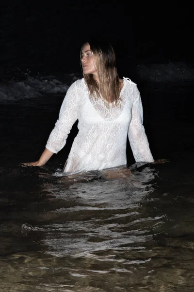 夜の海の水で入浴美しい女性の肖像画 — ストック写真