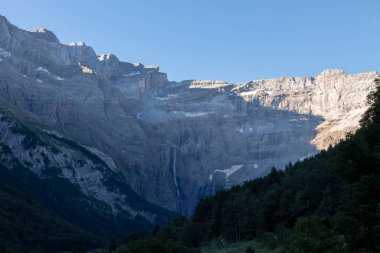 Gavarnie Sirki 'nde büyük şelale, Pireneler Ulusal Parkı, Fransa