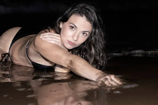 Módní Záběr Krásné Dívky Černých Bikinách Ležící Pláži — Stock fotografie
