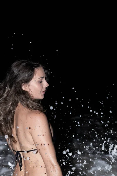 Mladá Krásná Žena Vstupuje Mořské Vody Noci Černých Bikinách Koncepce — Stock fotografie