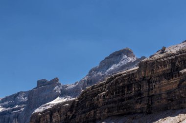 Sarradets 'ten Pireneler Fransız Pireneleri' ndeki Gavarnie Sirki 'ne sığınıyor.