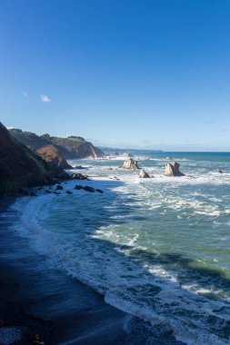 İspanya 'nın kuzeyindeki Asteria sahillerinde sessizlik plajı