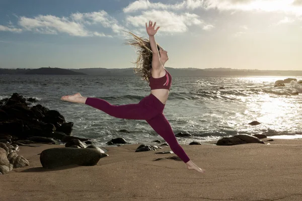 女性のビーチで 空気中のジャンプ — ストック写真