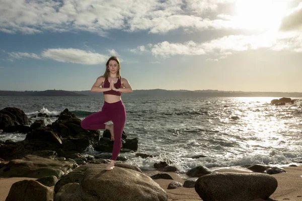 Giovane Bella Sportiva Che Pratica Yoga Allenatore Insegnamento Albero Posa — Foto Stock