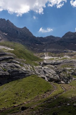 Yaz aylarında kayalık dağ manzarası. Pyrenees