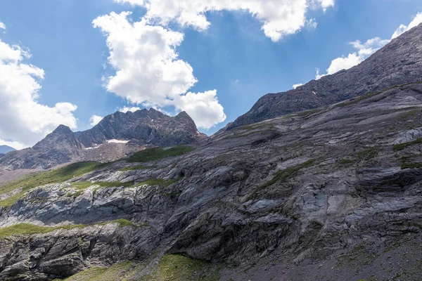 在矮山中的高山 靠近岩石的裂隙 — 图库照片