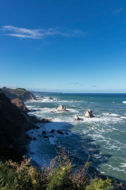 İspanya 'nın kuzeyindeki Asteria sahillerinde sessizlik plajı