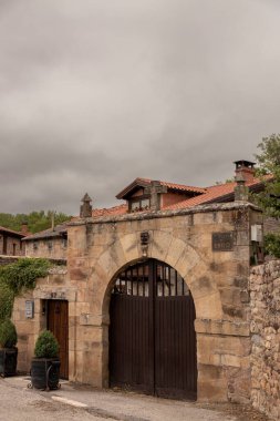 İspanya 'nın Cantabria eyaletinin kuzeyindeki Fontibre şehrinde lüks bir ev.