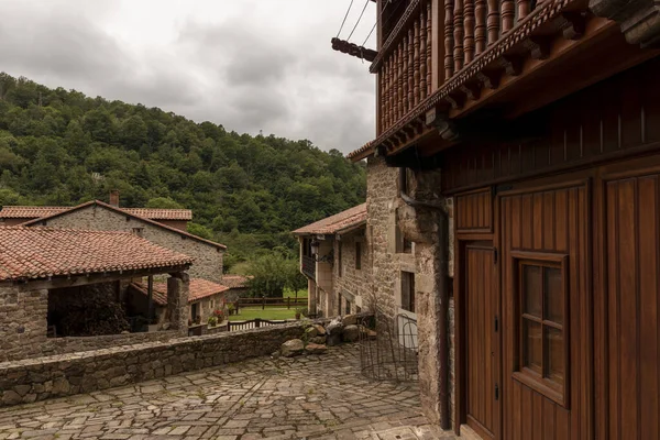 Spanya Nın Kuzeyindeki Bir Dağ Köyünde Taş Evler Dar Sokaklar — Stok fotoğraf