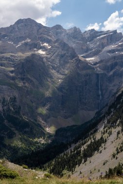 Fransa 'nın en yüksek şelalesi Fransız Pirenesi' ndeki ünlü Gavarnie Şelalesi. Önünde yeşil çayırlar bulunan Bellevue platosundan görüntü.