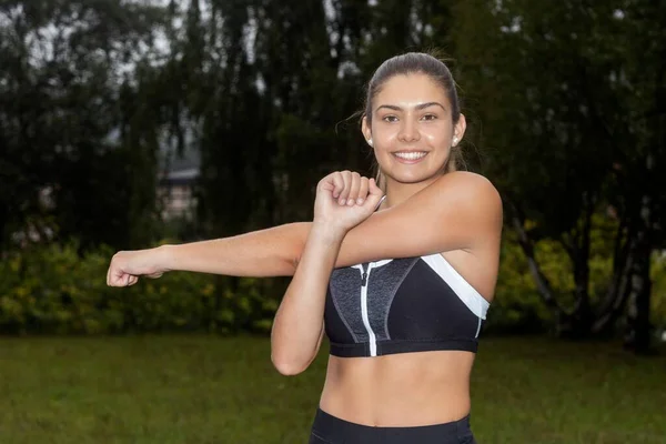 Vastberaden Sterke Gezonde Sportieve Vrouw Die Zich Uitstrekt Haar Armen — Stockfoto