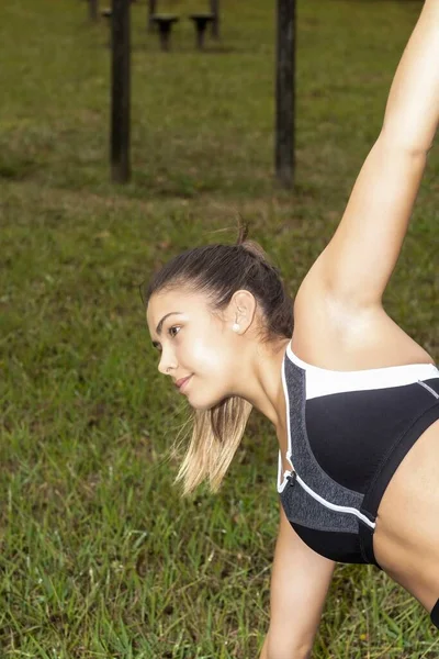 Donna Che Esercizi Stretching All Aperto Mattino Bellissimo Felice Modello — Foto Stock