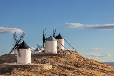 İspanya 'nın Toledo eyaletindeki Consuegra yel değirmenleri