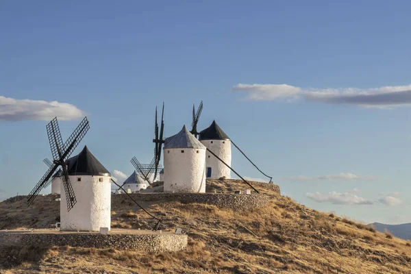 İspanya 'nın Toledo eyaletindeki Consuegra yel değirmenleri