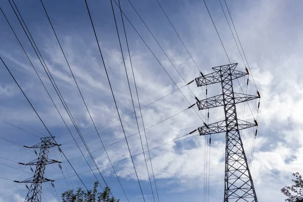 Güneşli Bir Günde Kırsal Kesimde Iletim Hatları Olan Yüksek Voltaj Telifsiz Stok Fotoğraflar