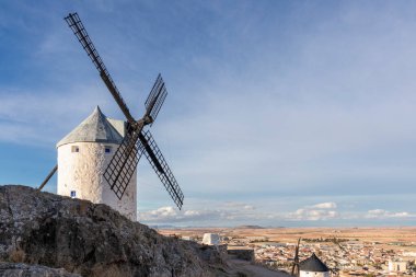 Consuegra yel değirmenleri. İspanya. Consuegra 'nın Yel Değirmenleri).