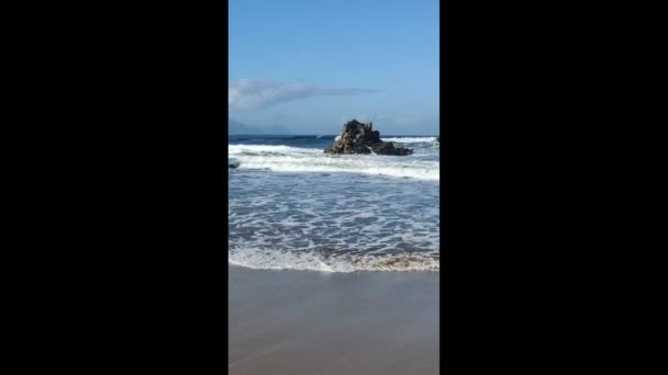 阳光明媚的一天 在坎布里奇海的索菲亚拉娜海滩上破浪而出 — 图库视频影像