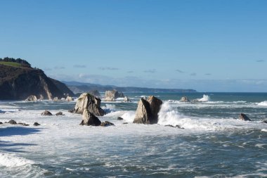 Playa del Silencio İspanya 'nın kuzeyindeki Asterias sahilinde dalgaları olan bir tanrı.