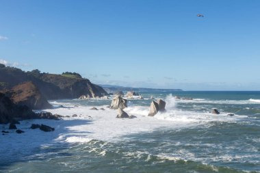 Playa del Silencio İspanya 'nın kuzeyindeki Asterias sahilinde dalgaları olan bir tanrı.