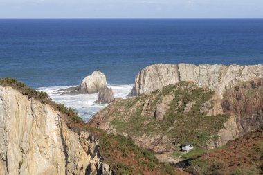 İspanya 'nın kuzeyindeki Asteria sahillerinde sessizlik plajı