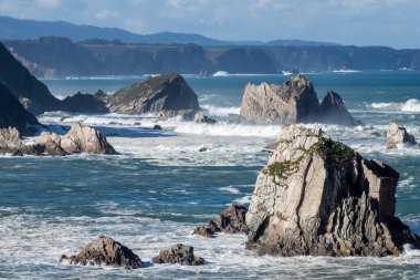 Asturias 'taki Sessizlik Plajında Kaya oluşumları