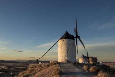 Consuegra 'nın İkonik Yel Değirmenleri: La Manchas' ın Zengin Kültür Mirasının Sonsuz Sembolü
