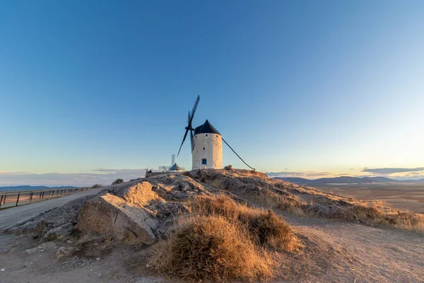 コンスージャ風車 歴史的建造物と自然景観の息をのむような融合 — ストック写真