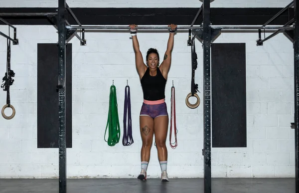Tenen Naar Bar Vrouw Pull Ups Bars Workout Oefening Gym — Stockfoto