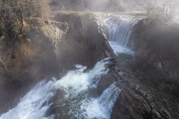 Cesta Kouzelnou Baskickou Krajinou Objevování Krásy Vodopádu Delika Uprostřed Mlhy — Stock fotografie