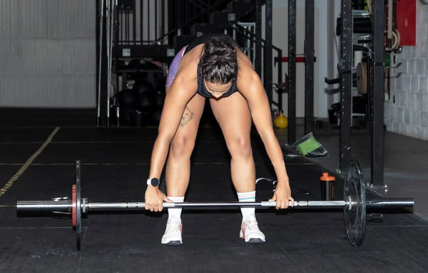 Vrouw Tillen Gewichten Een Sportschool — Stockfoto