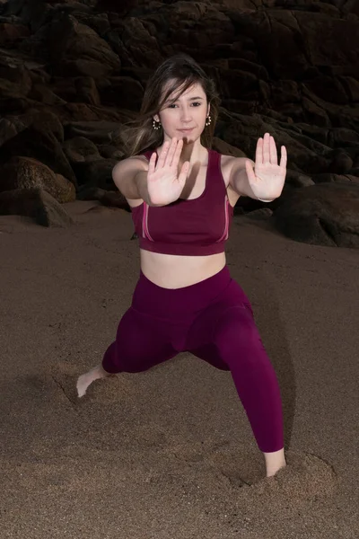 Donna Sana Yoga Treni Posa Yoga Sulla Spiaggia All Alba — Foto Stock