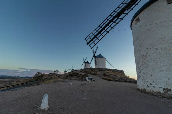 コンスエグラの風車 スペインの歴史と文化の宝石 — ストック写真