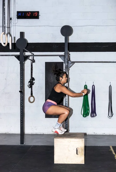Vrouw Doet Box Jumps Bij Crossfire Gym — Stockfoto