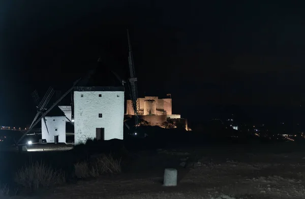 中世纪的魅力 古代风车在康赛格拉 夜间照明 — 图库照片