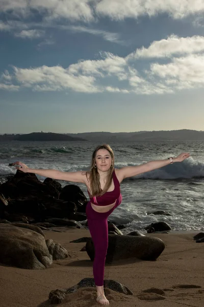 Young Blonde Woman Doing Yoga Beach — ストック写真