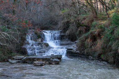Huzurlu Güzellik: Serene Cascading Waters in the Heart of Bask Country