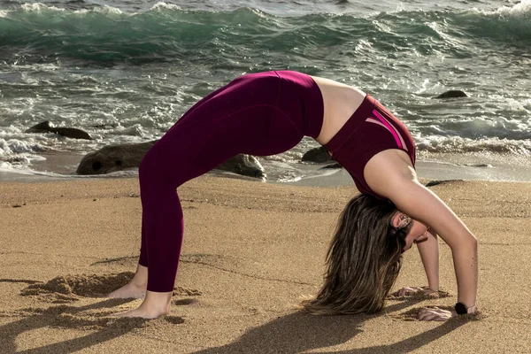Yoga Ocean Yoga Beach Flexible Sports Model Performs Gymnastic Elements — Stock Photo, Image