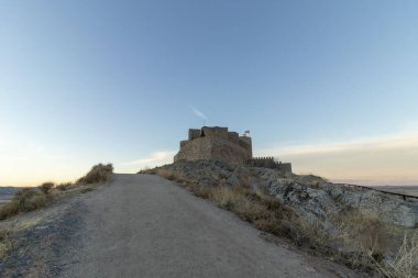 Günbatımında Ortaçağ Majestesi: Toledo 'daki Büyüleyici Consuegra Şatosu