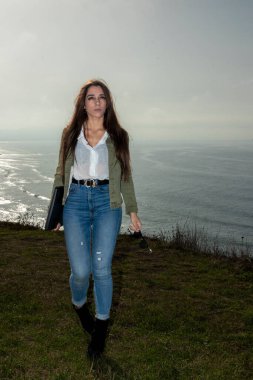 Doğa ile Çözülme ve Yeniden Bağlanma: Serene Mountainside 'da Gözlerden uzak İnziva