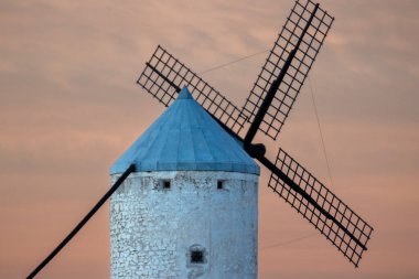 Consuegra 'nın İkonik Yel Değirmenleri: Castilla-La Mancha' da Görkemli Günbatımı