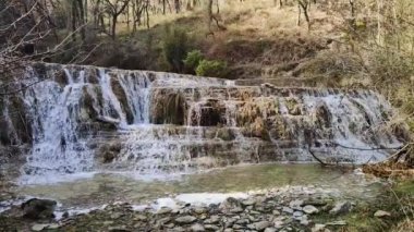 Delika Şelalesinin Yavaş Film Videosundaki Büyüleyici Serenitesini Deneyin