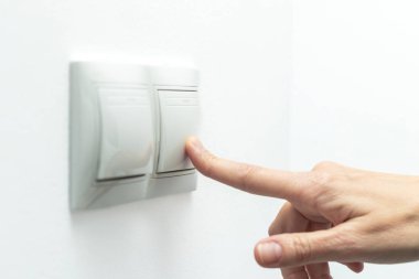 Kontrol Teknolojisi: Kadın El Elektrik Düğmesini Açıyor