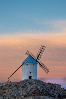 Kırsal kesimde Altın Saat: Consuegras Yel Değirmenlerinin Resimli Manzarası