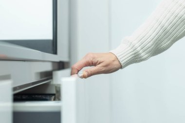 Organize Çatal-bıçak Çekmecesi: Bir Kadın Eli Açık Mutfak Dolabını Çekiyor